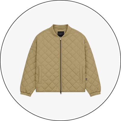 Beige gesteppte Jacke mit Reißverschluss und zwei Taschen vorne.