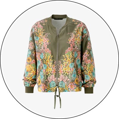 Grüne Bomberjacke mit buntem Blumenmuster und Reißverschluss vorne.