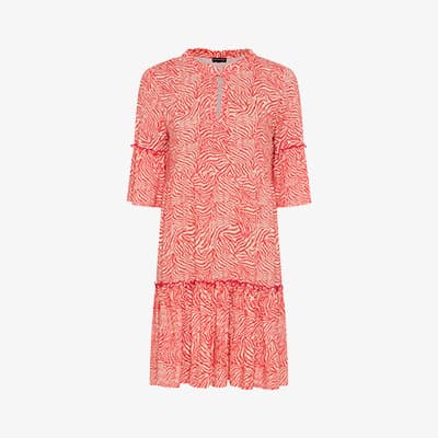 Rot gemustertes Kleid mit halblangen Ärmeln und Rüschen am Saum, frontalansicht