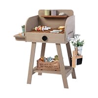 Pflanztisch mit verschiedenen Gartenwerkzeugen und kleinen Pflanzen.