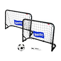 Zwei kleine Fußballtore, ein schwarz-weißer Fußball und eine Pumpe.