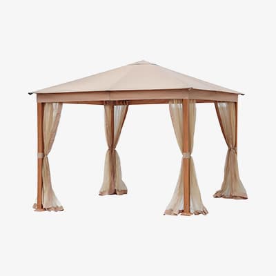 Quadratischer Pavillon mit beigem Dach und durchsichtigen Vorhängen, die an den vier Holzpfosten befestigt sind.