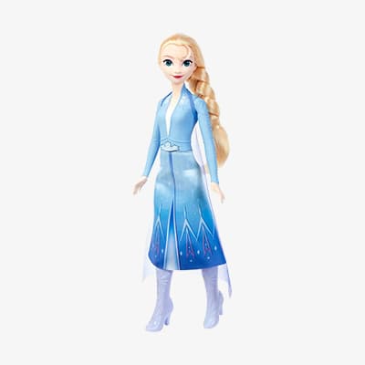 Blonde Puppe in blauem Kleid und lila Stiefeln mit Zopf.