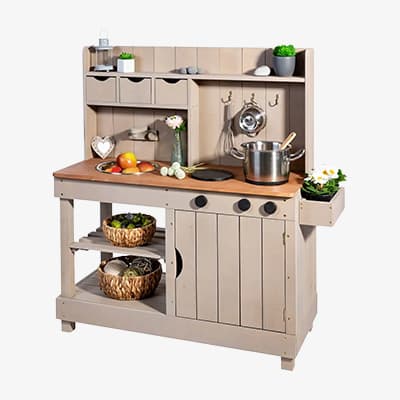 Holzspielküche mit Zubehör wie Töpfen, Obstschale, Blumen und Körben auf Regalen. Ideal für Kinderrollenspiele.