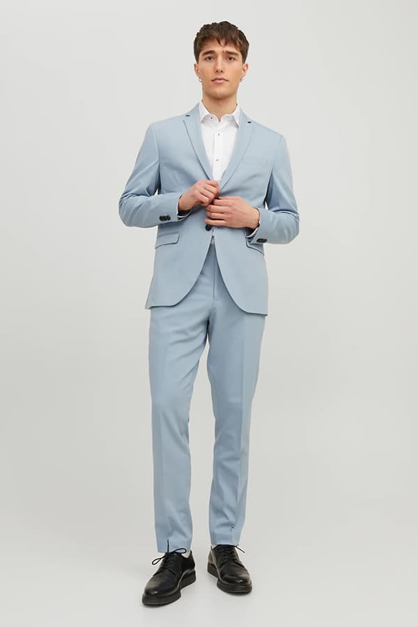 Herr im festlichen Outfits