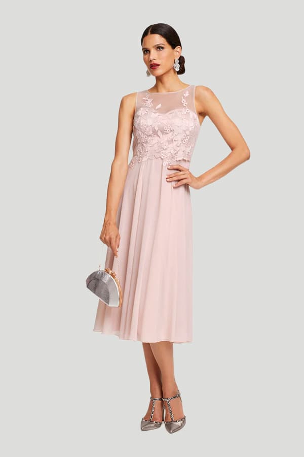 Dame im festlichen Outfits