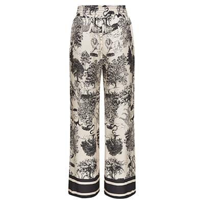 Weite Hose mit elastischem Bund und schwarzem Landschaftsprint auf hellem Grund, breite dunkle Streifen am Saum