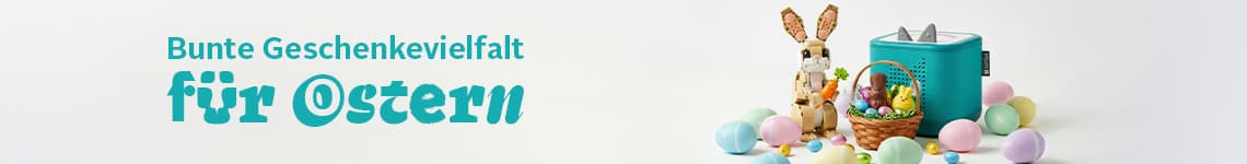 Bunte Geschenkvielfalt für Ostern – Osterhase, Korb mit bunten Eiern und Spielzeug neben einem Lautsprecher