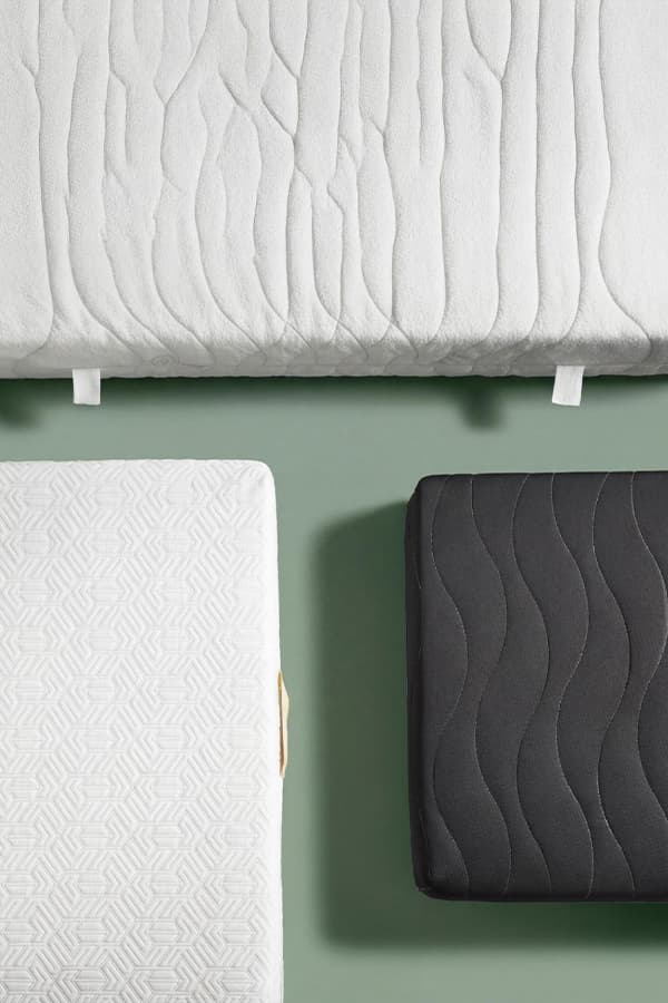 Drei Matratzen in weiß, grau und schwarz mit unterschiedlichen Mustern von oben fotografiert.