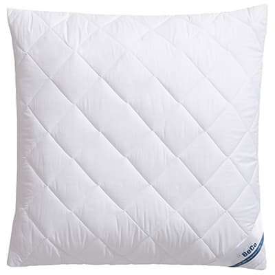 Weißes, quadratisches Kissen mit gestepptem Muster und kleinem Etikett in der Ecke.