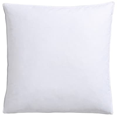 Quadratisches weißes Kissen vor weißem Hintergrund