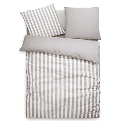 Bettwäsche-Set mit grauen und weißen Streifen, zwei Kissen und einer Decke von oben fotografiert