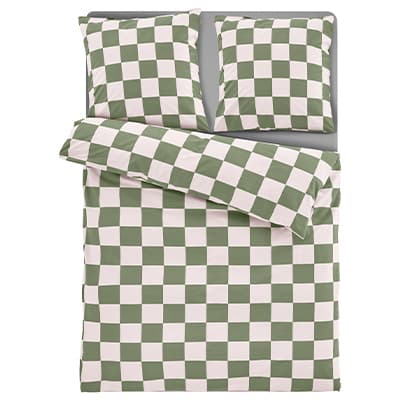 Grüne und weiße Bettwäsche im Schachbrettmuster, bestehend aus Decke und zwei Kissen