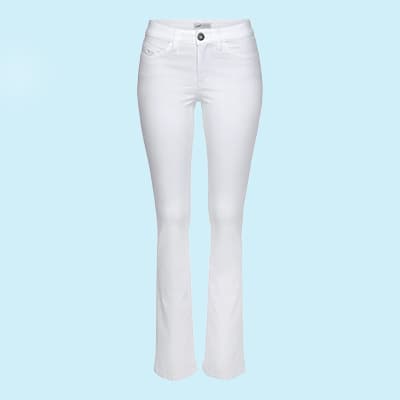 Weiße Bootcut-Jeans vor blauem Hintergrund