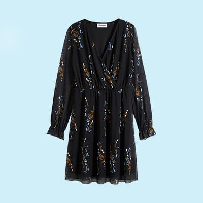 Schwarzes Kleid mit floralem Muster und langen Ärmeln auf hellblauem Hintergrund