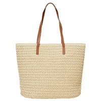 Große, beige Strohtasche mit braunen Trägern vor weißem Hintergrund
