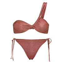 Brauner Bikini mit asymmetrischem Oberteil und seitlich gebundenem Unterteil.