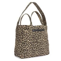 Shopper mit Leopardenmuster, zwei kurzen Henkeln und einem langen Trageriemen, seitlich leicht nach vorne gedreht