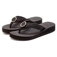 Schwarze Flip-Flops mit Ringdetail auf den Riemen, leicht schräg fotografiert.