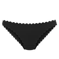 Schwarzer Slip mit wellenförmig ausgeschnittenem Bund, frontal vor weißem Hintergrund dargestellt