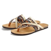 Sandalen mit Leopardenmuster und beigen Riemen auf weißem Hintergrund