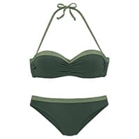 Grüner Bikini mit Bandeau-Oberteil und passendem Höschen, beide mit hellgrünen Akzenten.