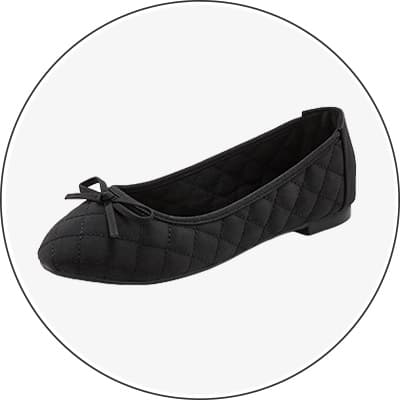 Schwarzer Ballerina-Schuh mit Rautenmuster und kleiner Schleife vorne.