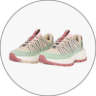 Zwei Turnschuhe mit rosa, grünen und beigen Akzenten, seitlich abgebildet.