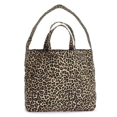 Shopper mit Leopardenmuster und zwei Henkeln, ein kurzer und ein langer Tragegriff