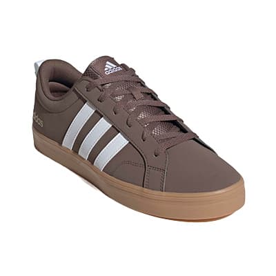 Brauner Sneaker mit weißer Streifenoptik und heller Sohle, schräg von vorn gezeigt