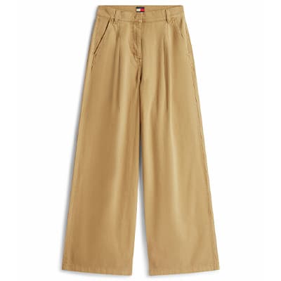 Beigefarbene Damenhose mit weitem Bein und seitlichen Eingrifftaschen, flach von vorne gezeigt
