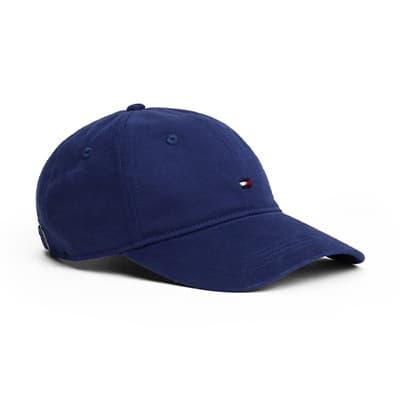 Dunkelblaue Baseballkappe mit kleinem Logo vorn, seitlich liegend vor weißem Hintergrund