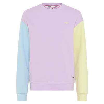 Locker geschnittener Pullover in Pastell mit lila Rumpf, hellblauem linken und gelbem rechten Ärmel