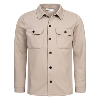 Beige Hemdjacke mit langen Ärmeln, Knopfleiste und zwei Brusttaschen mit Knopfklappen von vorn gezeigt