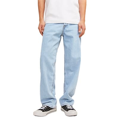 Person in hellblauer weiter Jeans, weißem T-Shirt und schwarzen Sneakern steht frontal vor weißem Hintergrund