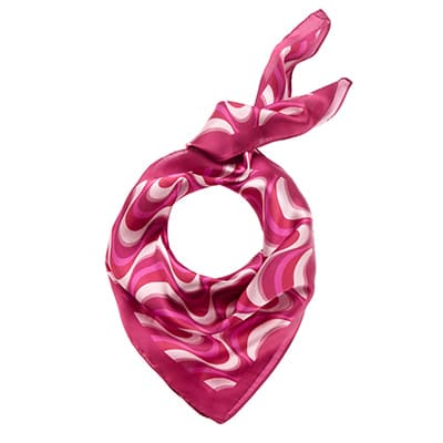 Rosa Halstuch mit gebundenem Knoten und geschwungenem Wellenmuster auf weißem Hintergrund