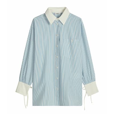 Hellblau-weiß gestreifte Langarmbluse mit weißem Kragen, weißen Manschetten und Brusttasche vorne