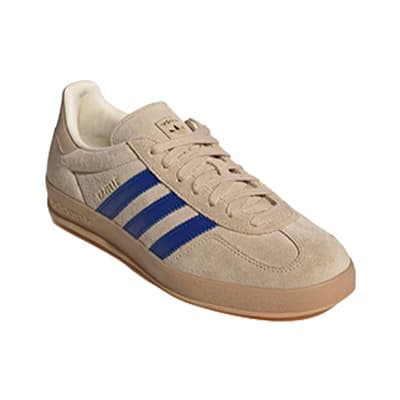 Beiger Sneaker mit blauen Seitenstreifen und flacher Sohle, seitliche Ansicht des linken Schuhs
