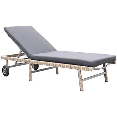 Verstellbare Gartenliege mit grauer Polsterauflage und zwei Rädern am Kopfende vor weißem Hintergrund