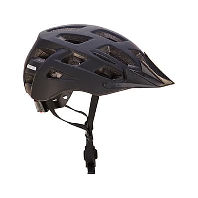 Schwarzer Fahrradhelm mit vielen Belüftungsöffnungen und verstellbarem Kinnriemen in Seitenansicht