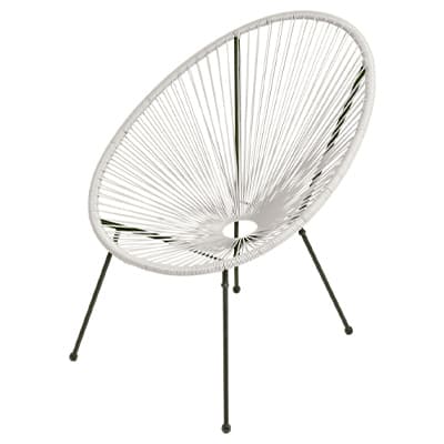 Runder Stuhl mit vielen gespannten Schnüren und drei schlanken Beinen, leicht nach hinten geneigte Sitzfläche