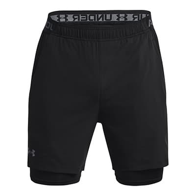 Schwarze kurze Sporthose mit integrierter enger Shorts, frontal vor weißem Hintergrund gezeigt