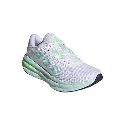 Weißer adidas Laufschuh mit mintgrünen Details und dicker, leicht erhöhter Sohle
