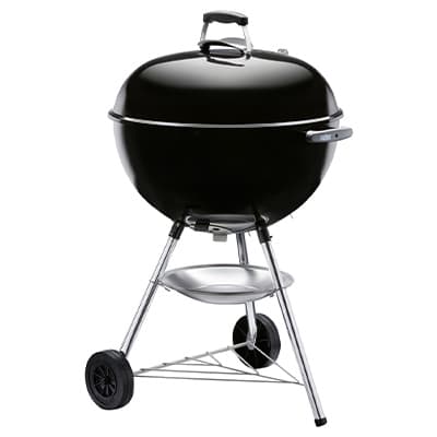 Runder Kugelgrill mit Deckel auf drei Beinen, unten Aschebehälter und zwei Räder zum leichten Verschieben