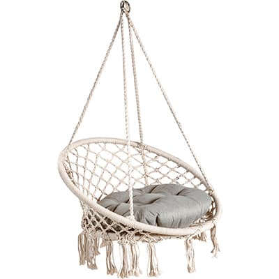 Runder Hängesessel mit geflochtener Sitzfläche, hellem Sitzkissen und langen Fransen an der Unterseite