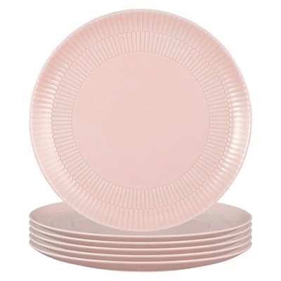 Rosafarbene runde Teller mit geriffeltem Rand, ein Teller aufrecht vor einem Stapel weiterer Teller