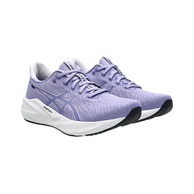 Hellviolette Laufschuhe mit Schnürung und weißer Sohle, leicht seitlich nach rechts ausgerichtet