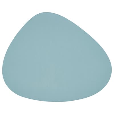 Hellblaue, unifarbene Tischunterlage in abgerundeter Dreiecksform vor weißem Hintergrund