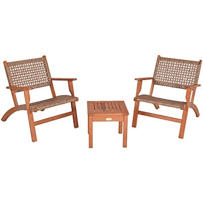 Zwei Gartenstühle mit geflochtener Sitzfläche und kleiner rechteckiger Beistelltisch davor auf weißem Hintergrund