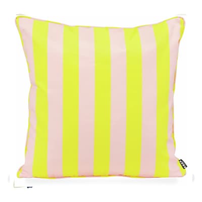 Quadratisches Kissen mit breiten, abwechselnd gelben und rosa Streifen vor weißem Hintergrund